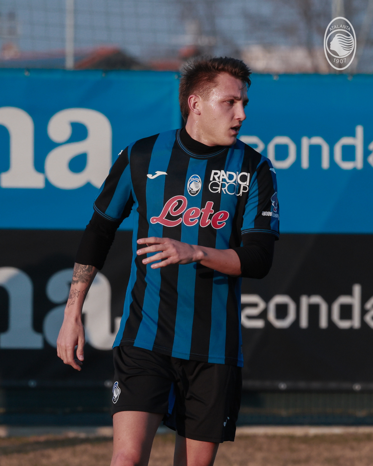 爱游戏在线入口 -AC米兰发布备战花絮，赛后迎来里程碑，欧联任务艰巨，年轻球员得到机会 