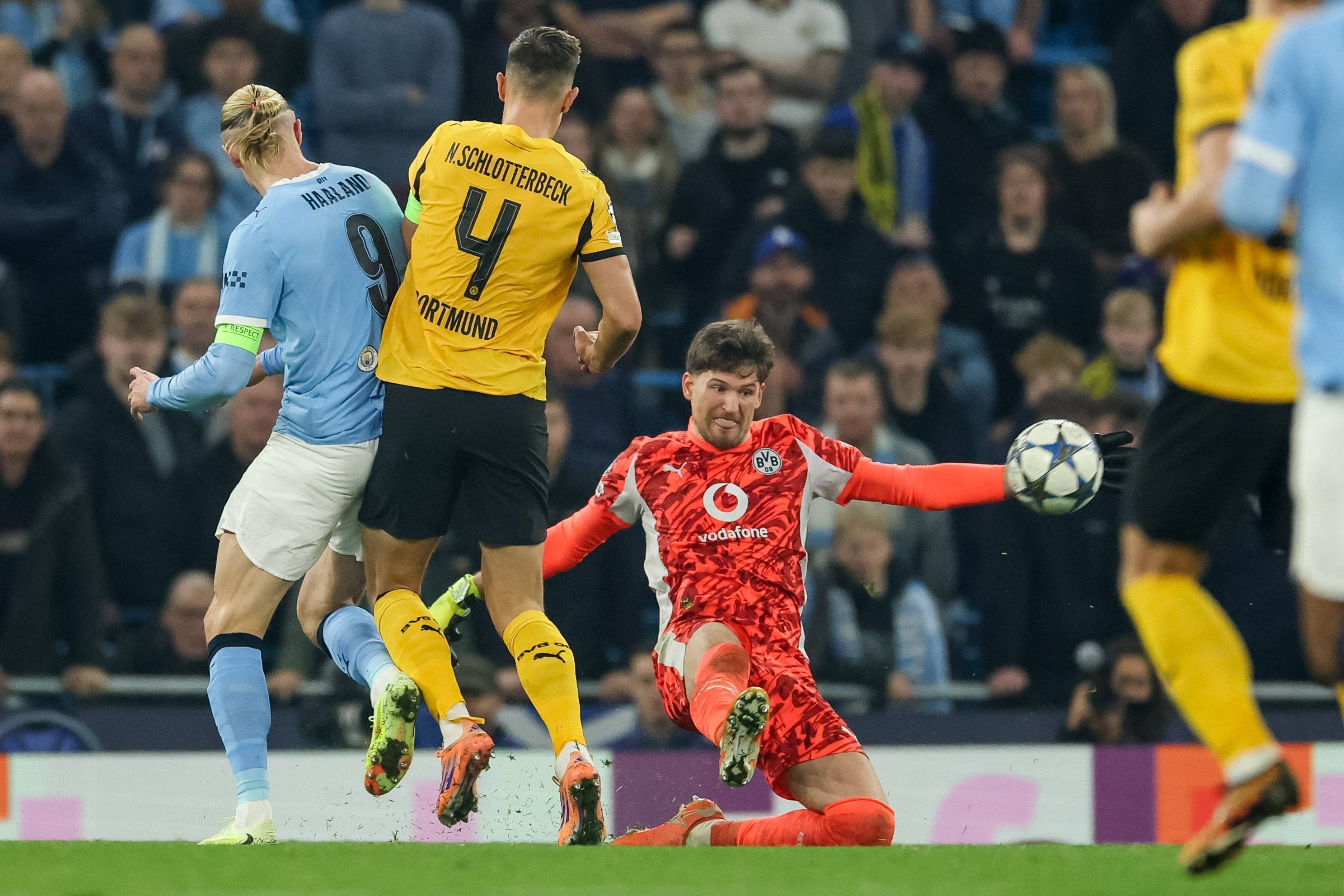 爱游戏官网入口 -多特蒙德发布备战花絮，集结日再遭质疑，欧冠任务艰巨，身体对抗强度拉满 