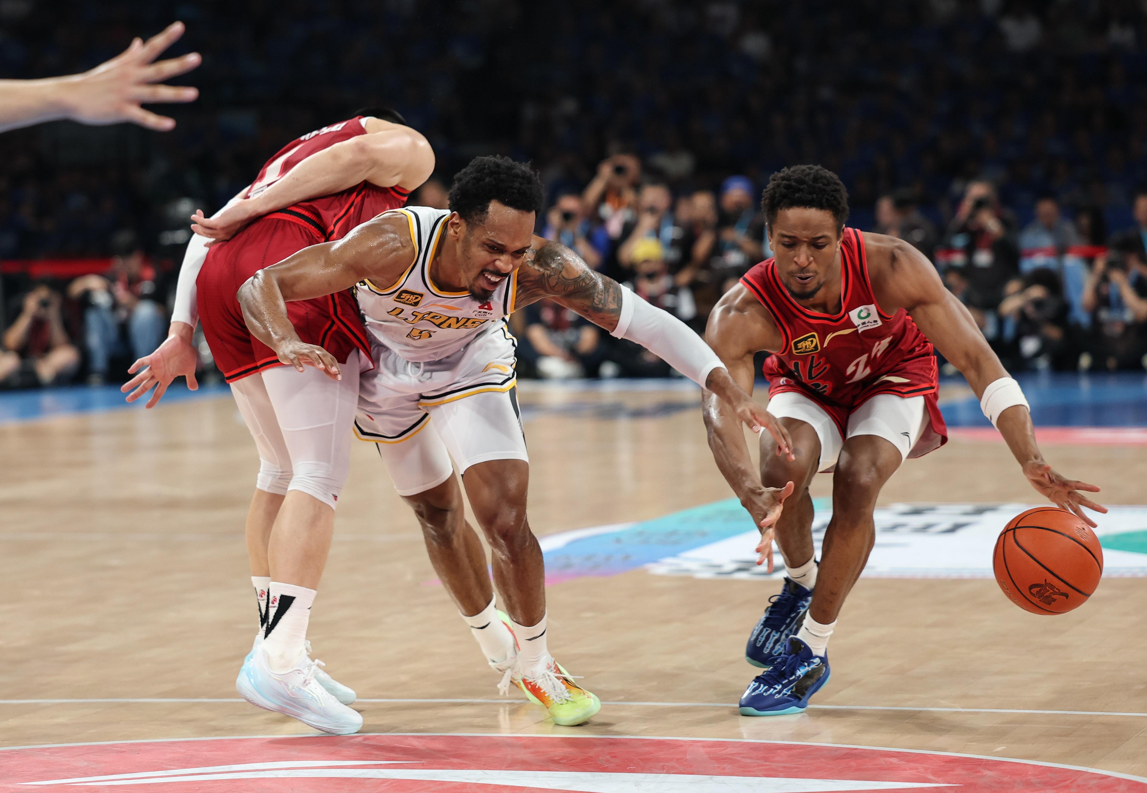 爱游戏app下载 -冲刺阶段突围战来临；纽约尼克斯围绕中超篮板制胜；更衣室稳定；训练强度明显提升的简单介绍